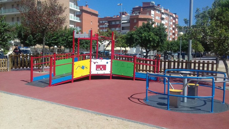 El parc infantil de la Plaça Esteve Fàbregas de Lloret s’amplia amb un espai inclusiu