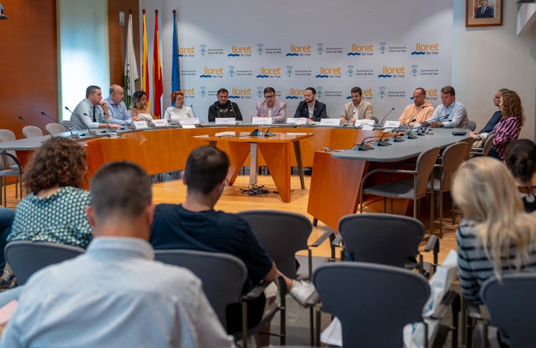 L’Ajuntament de Lloret i una vintena d’establiments d’oci nocturn signen un conveni per la contractació d’auxiliars del servei d’oci nocturn per reforçar el compliment de l’ordenança Civisme i Convivència Ciutadana   