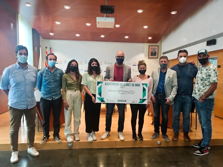 L’Ajuntament lliura el xec de 3.400€ dels fons recaptats al concert solidari de MC Clan a l’entitat mediambiental Xatrac