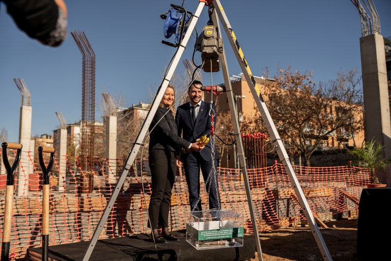 L’alcalde i la Consellera de Drets Social i Inclusió col·loquen la primera pedra de la nova Residència de la Gent Gran i Centre de Dia de Lloret