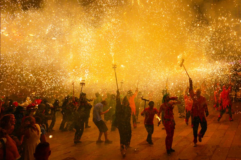 La colla de diables Sa Forcanera porta el correfoc a la Festa Major de Lloret