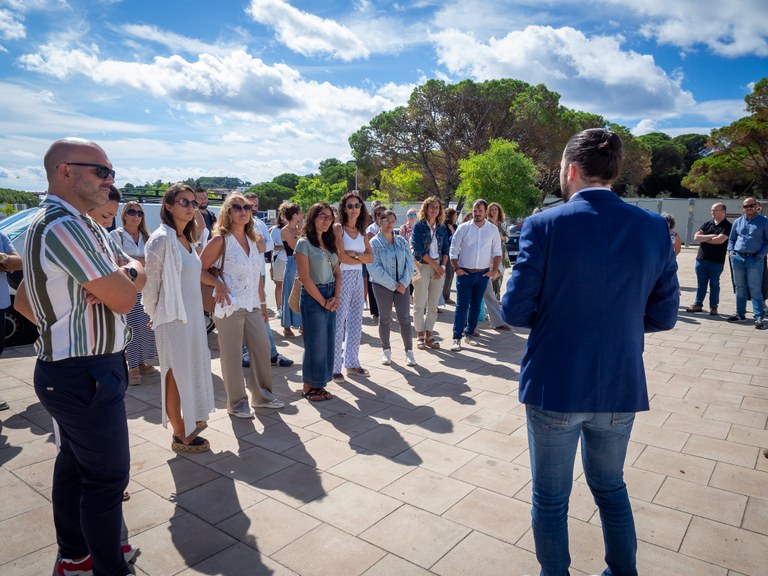 La comunitat educativa de Lloret dona la benvinguda al curs escolar amb una visita a la nova escola Joan Domènech 