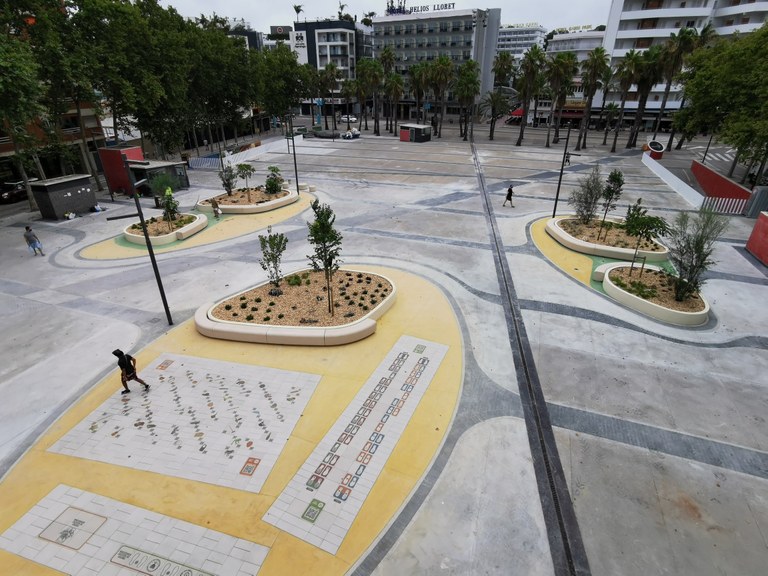 La plaça Pere Torrent de Lloret és la primera plaça de Catalunya amb jocs infantils amb realitat augmentada 