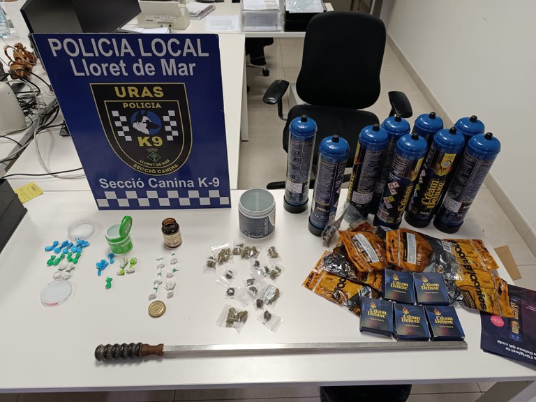 La unitat canina K9 de la Policia de Lloret, clau en una actuació que permet requisar diferents envasos amb haixix, marihuana i cocaïna amagats en un vehicle així com la detenció del presumpte autor d’un delicte contra la salut pública (tràfic de drogues)