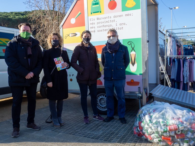 Lloret acull una campanya de reciclatge de plàstic al mercat setmanal de marxants