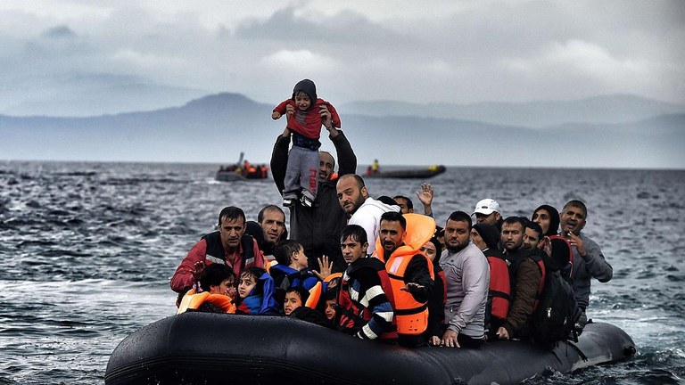 Lloret commemora el Dia Internacional de les Persones Refugiades amb una performance a la platja de Lloret