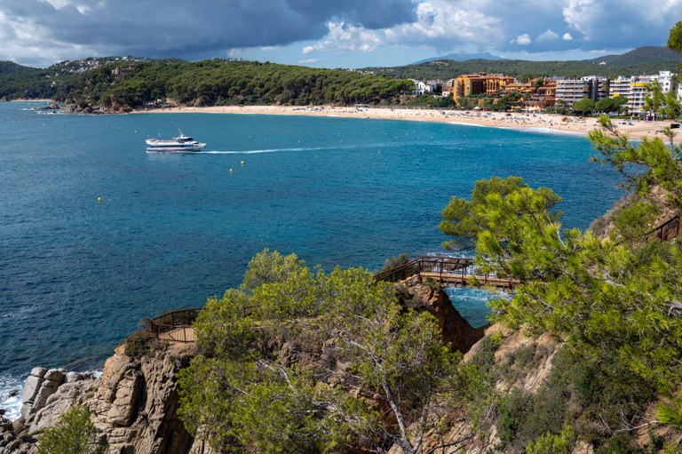 Lloret estrena el nou camí de ronda que enllaça la platja de Lloret i Fenals