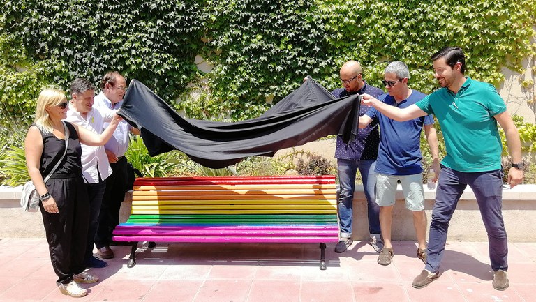 Lloret pinta dos bancs amb els colors del col·lectiu LGTBI