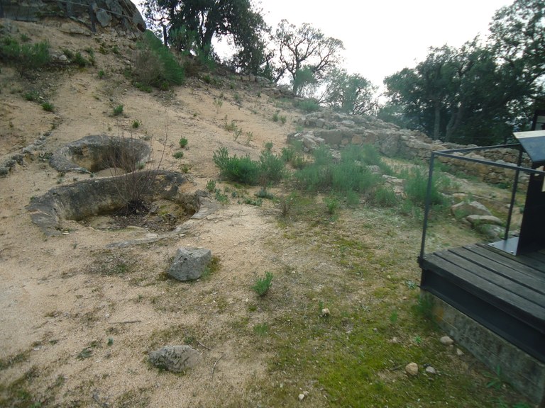 Lloret realitza tasques de manteniment i conservació als jaciments ibèrics de Puig de Castellet i Montbarbat