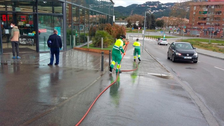 Lloret reforça la neteja viària i inicia les tasques de desinfecció dels carrers