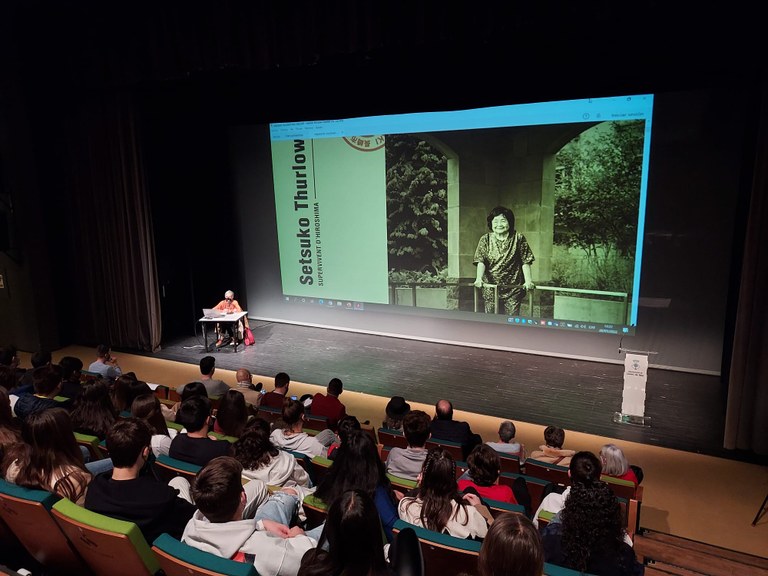 Més de 300 alumnes dels instituts de Lloret participen en una xerrada sobre les armes nuclears amb la presidenta de FundiPau al Teatre de Lloret