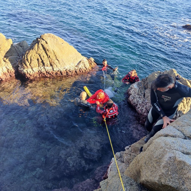 Policia i Protecció Civil de Lloret salven un dona de morir ofegada a cala Banys