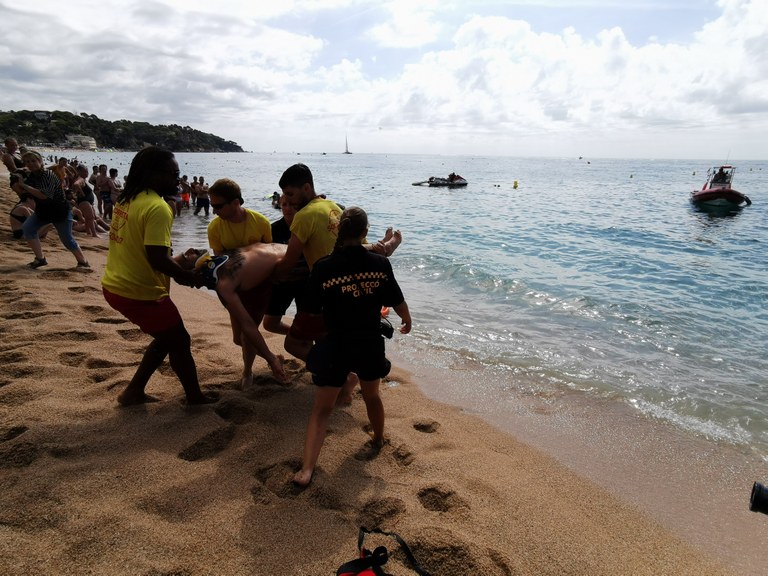 Simulacre de rescat aquàtic a la platja de Lloret