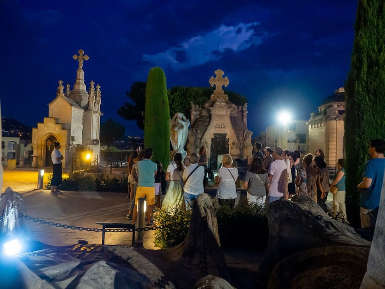 Visita guiada al Cementiri Modernista amb acompanyament musical 'l´Herència de les Ameriques'