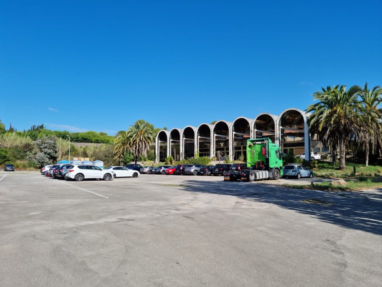 L’arribada massiva de turistes en cotxe a Lloret obliga a buscar nous pàrquings